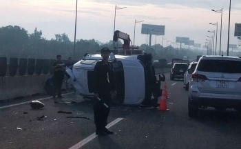 Ô tô 7 chỗ lật nhiều vòng trên cao tốc Long Thành - Dầu Giây, nhiều người bị thương