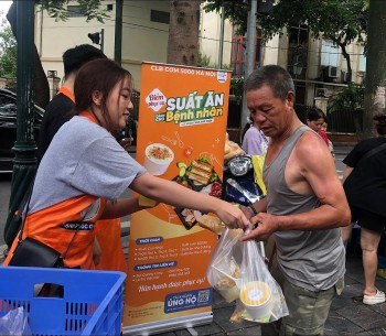 Ấm áp tình người những suất ăn của Câu lạc bộ ''Cơm 5000 Hà Nội''