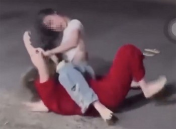 Cà Mau: Thông tin mới vụ clip 2 cô gái hỗn chiến giữa đường