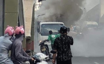 Hà Nội: Xe tải bốc cháy dữ dội, hàng chục người lao vào dập lửa