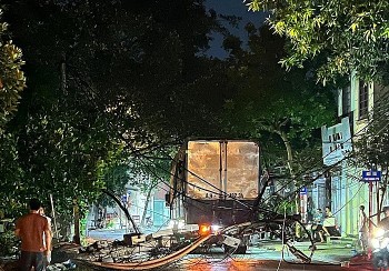 Hà Nội: Xe tải kéo đổ cột điện, nhân viên điện lực trắng đêm khắc phục sự cố