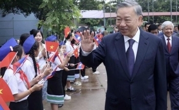 Chủ tịch nước Tô Lâm trao quà cho Trường song ngữ Lào - Việt Nam