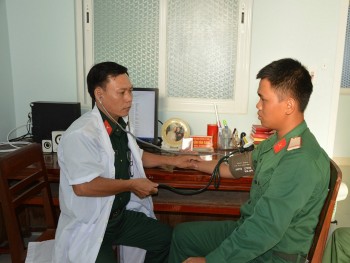 Người lính khoác áo blouse vượt ngàn chông gai, bám đảo xây dựng quê hương