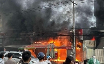 Đồng Nai: Ngọn lửa bao trùm cửa hàng xe đạp ở Long Thành