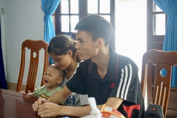 Chủ thầu không trả lương, 2 vợ chồng ôm con nhỏ đi bộ từ Bình Dương về Tuyên Quang