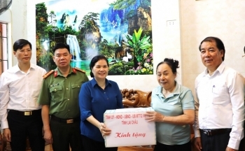 Bí thư Tỉnh ủy Lai Châu Giàng Páo Mỷ thăm, tặng quà thân nhân liệt sĩ, người nhiễm chất độc hóa học