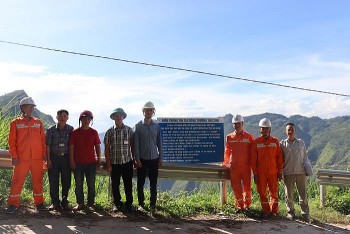 Hà Giang đưa điện lưới quốc gia về điểm đầu cực Bắc xã Lũng Cú, huyện Đồng Văn