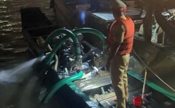 Bị công an phát hiện, nhóm 'cát tặc' nhảy xuống sông Đồng Nai tẩu thoát