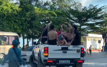 Thanh Hóa: Nhiều du khách vô tư cười đùa trên thùng xe bán tải