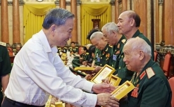 Chủ tịch nước Tô Lâm gặp mặt Ban liên lạc Đại đoàn 305 Dù - Đặc công