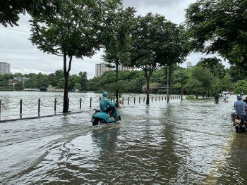 Hà Nội: Mưa ngớt từ sáng, người dân vẫn 'bì bõm' trong biển nước