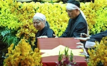 Phu nhân Ngô Thị Mận nghẹn ngào bên linh cữu Tổng Bí thư Nguyễn Phú Trọng