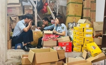 Hà Nội: Tạm giữ hàng hóa nhập lậu tại hộ kinh doanh Quang Chiến ở La Phù