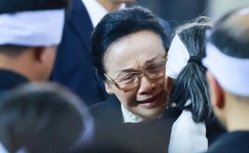 Cái ôm giữa phu nhân hai Tổng Bí thư Việt - Lào: Hơn cả một nghi thức ngoại giao