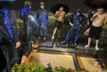 Quảng Ninh: Cán bộ Hạ Long dầm mình dưới cống nước trong đêm 'chiến đấu' với lũ