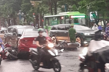 Hà Nội: Ô tô đi ngược chiều tông ô tô đối diện, kéo lê xe máy, gây ách tắc giao thông