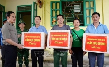 Phó Thủ tướng Trần Lưu Quang kiểm tra công tác khắc phục hậu quả lũ quét tại Điện Biên