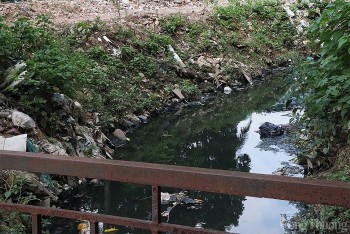 'Rùng mình' cận cảnh ô nhiễm, người dân cam chịu sống với 'bể phốt lộ thiên'