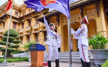 Tung bay lá cờ ASEAN nhân Kỷ niệm 57 năm Ngày thành lập