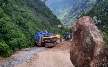 Lai Châu: Khối đá gần 10 tấn rơi từ sườn núi xuống đường làm 1 người tử vong