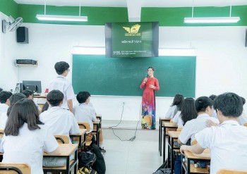 Đề xuất xây dựng mức lương đặc biệt cho công chức ngành giáo dục, y tế