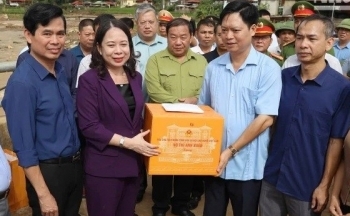 Phó Chủ tịch nước Võ Thị Ánh Xuân kiểm tra công tác khắc phục hậu quả mưa lũ ở tỉnh Sơn La