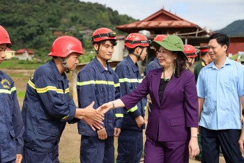 Phó Chủ tịch nước Võ Thị Ánh Xuân thăm, tặng quà người dân vùng lũ tỉnh Sơn La