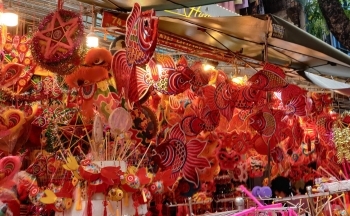 Phố Hàng Mã 'thay áo mới', rực rỡ lung linh chào đón Trung thu
