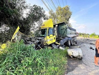 Hiện trường vụ tai nạn giao thông kinh hoàng khiến xe 7 chỗ nát vụn, tài xế bị văng xa tử vong