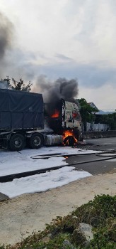 Khánh Hòa: Xe đầu kéo bốc cháy dữ dội trên Quốc lộ 1A