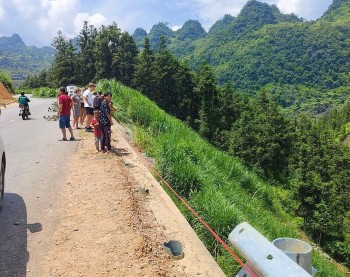Ô tô chở giám đốc doanh nghiệp lao xuống vực sâu bốc cháy, 2 người thương vong