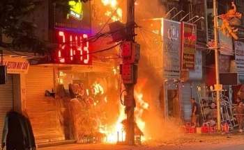 Bắc Ninh: Nhà 5 tầng bị cháy trơ khung sắt trong đêm Rằm tháng 7