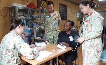 Bác sĩ mũ nồi xanh khám sức khỏe cho các nữ cảnh sát Ghana
