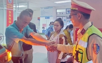 Cảnh sát giao thông dẫn đường hỗ trợ thai phụ tới bệnh viện