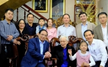 Thủ tướng Phạm Minh Chính thăm mẹ Việt Nam Anh hùng Trần Thị Thung tại Lâm Đồng