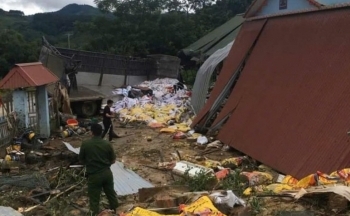 Bắc Kạn: Xe tải tông vào nhà dân trong đêm, ít nhất 3 người thương vong