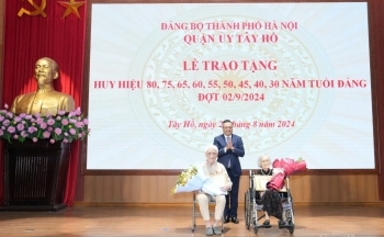 Chủ tịch Hà Nội Trần Sỹ Thanh trao Huy hiệu Đảng tặng các đảng viên lão thành quận Tây Hồ