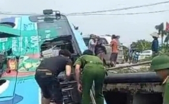 Hà Nội: Clip xe bus 'bay' xuống mương nước sau cú tông kinh hoàng