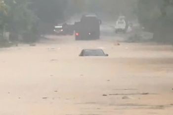 Lào Cai mưa trắng trời: Ô tô chìm trong nước, nhiều cô giáo phải tháo chạy khỏi trường học