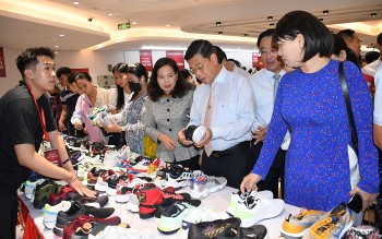 Người dân TP. Hồ Chí Minh đổ xô mua hàng hiệu khuyến mại “khủng” đến 80% tại City Sale