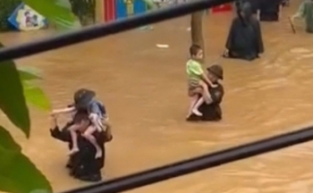 Lào Cai: Giải cứu hơn 10 trẻ mầm non mắc kẹt tại trường bị nước lũ 'nhấn chìm'