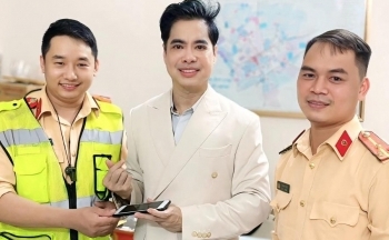 Ca sĩ Ngọc Sơn đánh rơi điện thoại trong đêm tại Bắc Ninh, cảm động khi được nhận lại