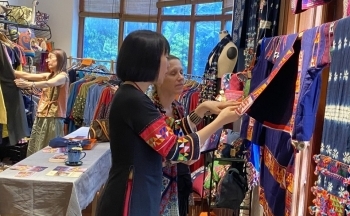 Người phụ nữ hơn 20 năm 'gánh' sản phẩm thủ công truyền thống ra thị trường thế giới