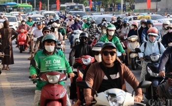 Chùm ảnh: Dòng người nườm nượp trở lại Thủ đô sau kỳ nghỉ lễ Quốc khánh