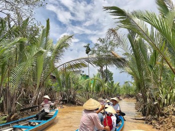 Mưa lớn kéo dài, nhiều điểm du lịch vắng khách trong dịp lễ
