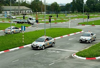 Giới tài xế hoang mang với quy định bằng lái xe B1 được cấp sau 1/1/2025 sẽ không được lái ô tô