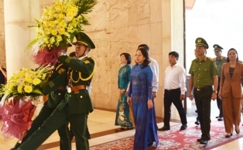 Phó Chủ tịch nước Võ Thị Ánh Xuân dâng hương tại Đền thờ Chủ tịch Hồ Chí Minh ở Pác Bó