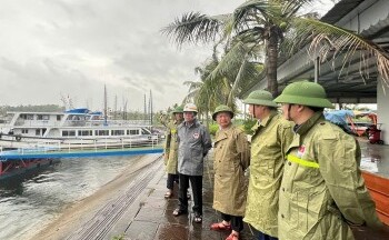 Bộ trưởng Lê Minh Hoan kiểm tra công tác phòng chống bão tại Quảng Ninh