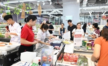 Giá thực phẩm tại chợ dân sinh tăng, siêu thị bình ổn sau bão Yagi