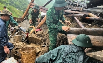 Bộ đội Biên phòng tỉnh Hà Giang hỗ trợ người dân khắc phục hậu quả mưa lũ